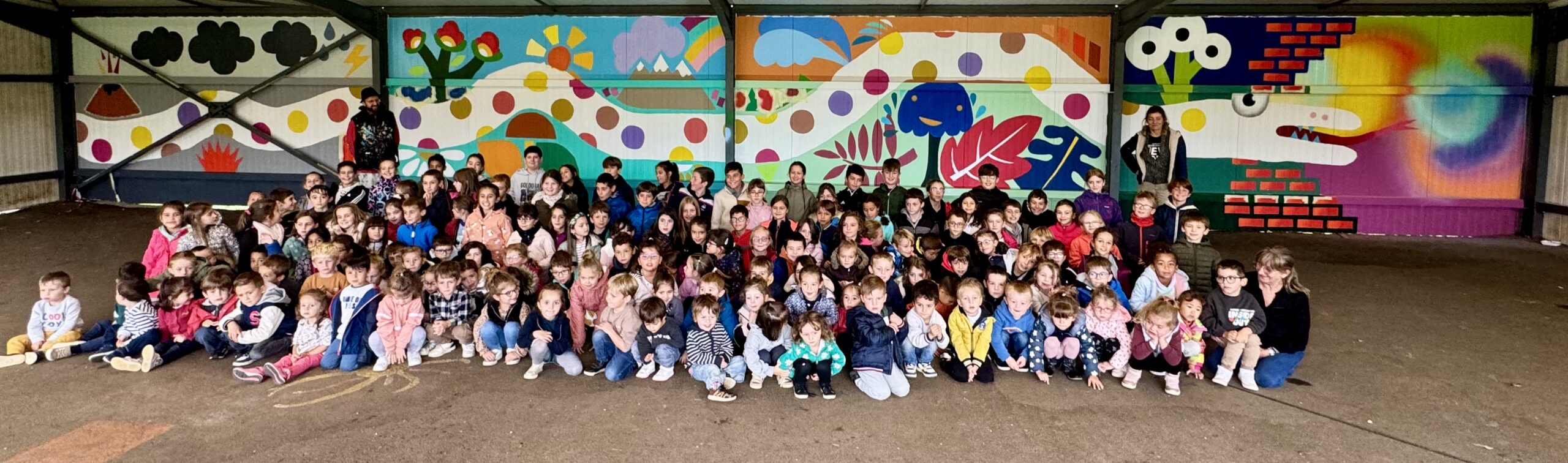 Photo de groupe devant la fresque de Boza à Bozouls